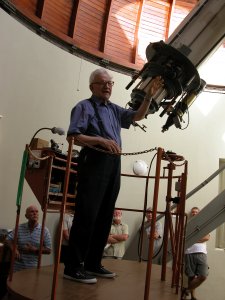 Padre Maffeo spiega i meccanismi
di manovra del grande telescopio
della Specula Vaticana, presente
nel palazzo papale di Castel Gandolfo
(19071 bytes)